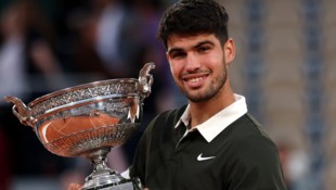 Carlos Alcaraz bei den French Open mit dem Sieger-Pokal, den er heuer nicht gewinnen wird …