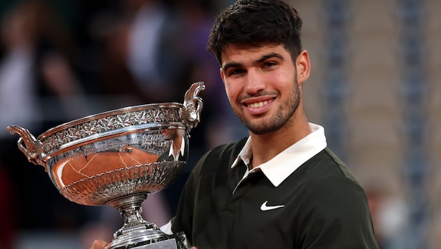 Carlos Alcaraz bei den French Open mit dem Sieger-Pokal, den er heuer nicht gewinnen wird …