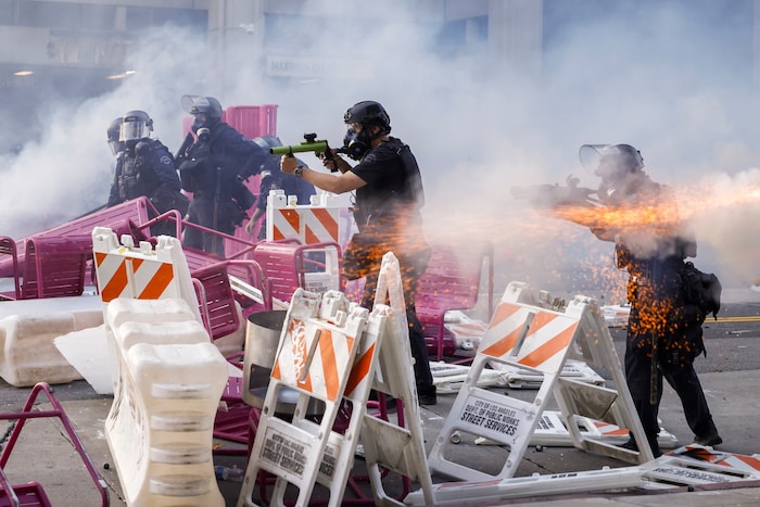 US-Polizisten bei einer Barrikade bei einem Protest in Kalifornien 