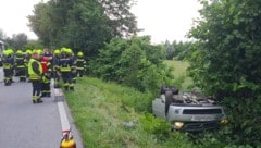 Feuerwehrleute mussten das Unfallauto bergen.