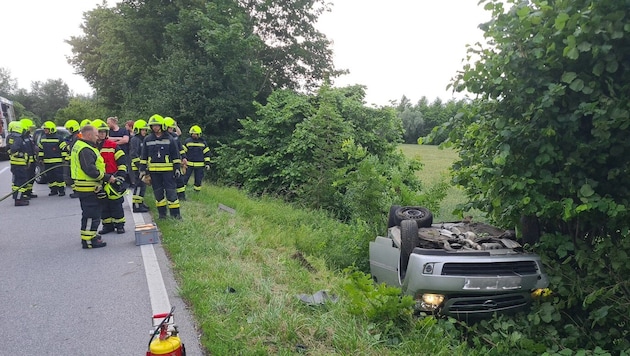 Feuerwehrleute mussten das Unfallauto bergen.