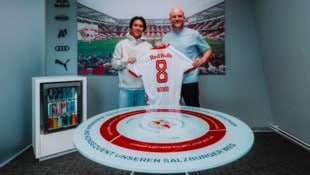 Sota Kitano unterschreibt in Salzburg. (Bild: FC Red Bull Salzburg)
