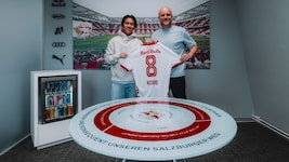 Sota Kitano unterschreibt in Salzburg.