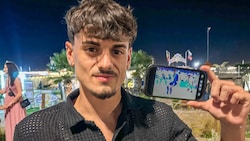 Die „Krone“ traf San Marinos Abwehrspieler Alberto Riccardi am Strand von Rimini. Alberto zeigte uns ein Foto von seinem Duell mit Bosniens Superstürmer Edin Dzeko. (Bild: Urbantschitsch Mario)