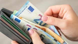Krone+ listet auf, wie viel Euro Arbeitnehmer und Pensionisten 2026 monatlich und im Gesamtjahr ...