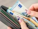 Krone+ listet auf, wie viel Euro Arbeitnehmer und Pensionisten 2026 monatlich und im Gesamtjahr ...