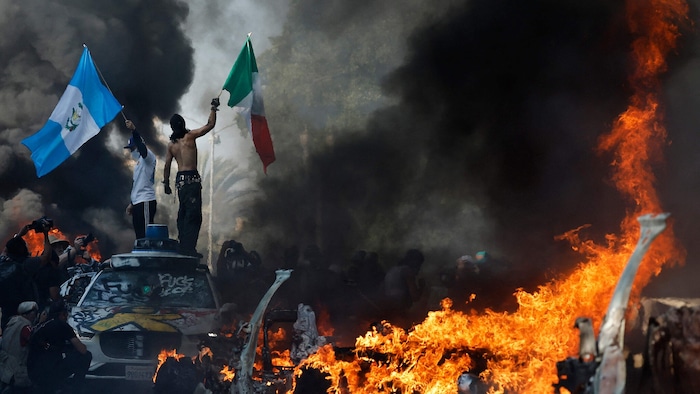 Verstörende Szenen in Los Angeles: Demonstranten sorgten für ein Flammenmeer in den Straßen der Metropole.