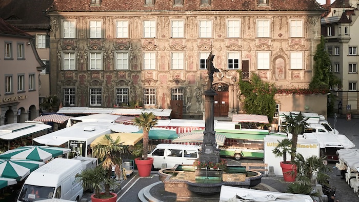 Der Lindauer Wochenmarkt findet zweimal in der Woche statt – unter anderem am Mittwochabend.