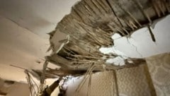 Die Spuren des Blitzschlages an der Decke