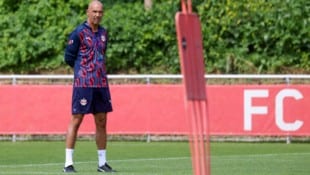 Trainer Thomas Letsch lud am Montag zum ersten Training vor der Klub-WM. 