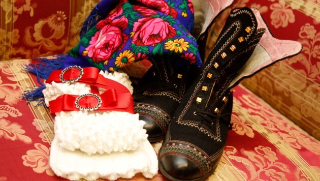 Ledersteifen, Stutzen, bunte Tücher: Die Gailtaler Tracht hat einige Accessoires.