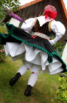 Dreht sich eine Dame in Gailtaler Tracht im Tanz, wirken die vielen Röcke erst so richtig!