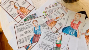 Am Anfang steht die Idee, die Andrea Plieschnegger zu Papier bringt. Dann werden Stoffe gewebt, ...