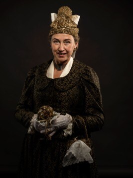 Andrea Plieschnegger trägt stolz das Klagenfurter Bürgerfrauenkleid.