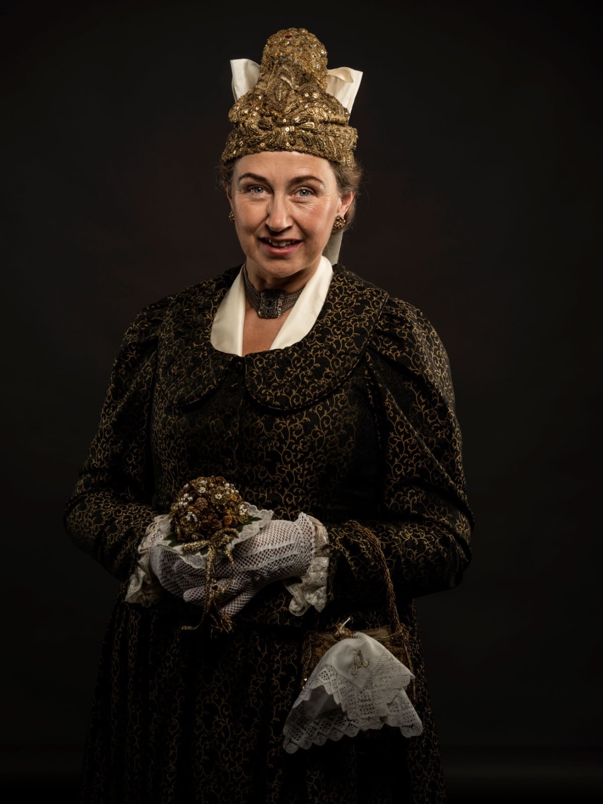 Andrea Plieschnegger trägt stolz das Klagenfurter Bürgerfrauenkleid.