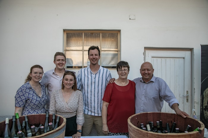 Die Familie Goldenits: Tochter Theresa, Schwiegersohn Max, Schwiegertochter Stephanie, Sohn Robert junior sowie Birgit und Robert (v. li.).