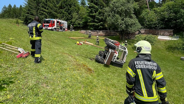 Der Traktor kam seitlich zum Liegen.