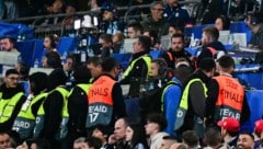 Mit einer Plane als Sichtschutz wurde der Bereich abgedeckt, in dem Ärzte um das Leben des Fans ...