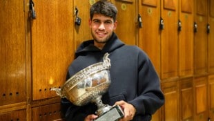 Carlos Alcaraz mit dem French-Open-Pokal.