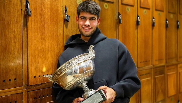 Carlos Alcaraz mit dem French-Open-Pokal.