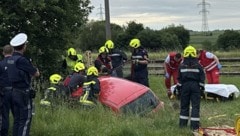 Erst die Retter konnten die Türen des Autos im Graben öffnen.