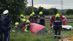Erst die Retter konnten die Türen des Autos im Graben öffnen.