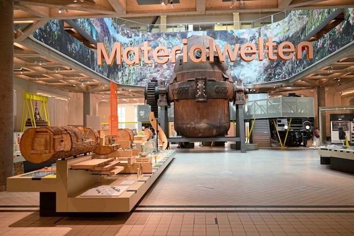 Die Schwerindustriehalle wurde umgestaltet. Eine Mammutaufgabe. „Es dauert Monate, bis man so ein Objekt versetzt. Man überlegt zehnmal, bevor man es tut.“