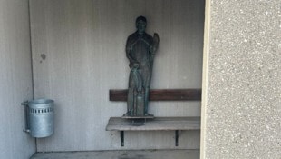 Auf einer Bushaltestelle tauchte die wertvolle Skulptur wieder auf – leider mit Blessuren.