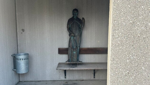 Auf einer Bushaltestelle tauchte die wertvolle Skulptur wieder auf – leider mit Blessuren.
