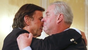 Ein ikonisches Bild: Am 10. Juni 2015 übergab Franz Voves den Landeshauptmann-Sessel an seinen Freund Hermann Schützenhöfer. (Bild: APA/ERWIN SCHERIAU)