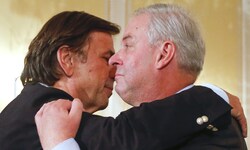 Ein ikonisches Bild: Am 10. Juni 2015 übergab Franz Voves den Landeshauptmann-Sessel an seinen ...