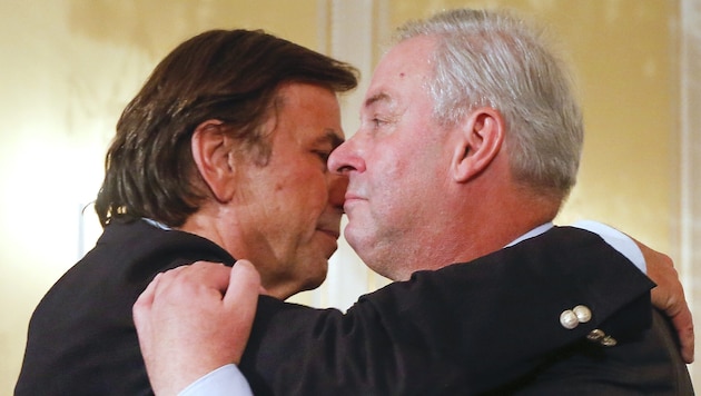 Ein ikonisches Bild: Am 10. Juni 2015 übergab Franz Voves den Landeshauptmann-Sessel an seinen Freund Hermann Schützenhöfer. 