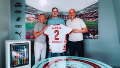 Jacob Rasmussen (M.) erhält die Nummer 2.