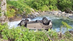 Das Auto blieb am Dach im Wasser liegen