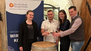 Die Studenten, darunter der renommierte Winzer Jonny Wegleitner (re.), bitten am 28. Juni zum ...