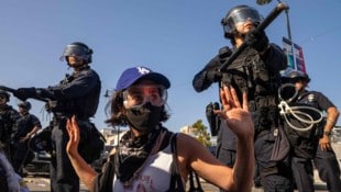 Nach Protesten gegen aggressive Abschiebungen eskalierte am Wochenende die Gewalt. (Bild: AFP/RINGO CHIU)