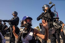 Nach Protesten gegen aggressive Abschiebungen eskalierte am Wochenende die Gewalt. (Bild: AFP/RINGO CHIU)