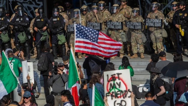 Die ersten 2000 Nationalgardisten sind schon in Los Angeles eingetroffen – 2000 weitere und Truppen der Marines sollen folgen. (Bild: APA/AFP )