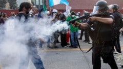 Ein Polizist feuert im Zuge von Protesten in Los Angeles mit einer nicht-tödlichen Waffe auf ...