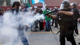 Ein Polizist feuert im Zuge von Protesten in Los Angeles mit einer nicht-tödlichen Waffe auf ...