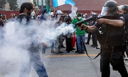 Ein Polizist feuert im Zuge von Protesten in Los Angeles mit einer nicht-tödlichen Waffe auf ...