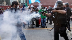 Ein Polizist feuert im Zuge von Protesten in Los Angeles mit einer nicht-tödlichen Waffe auf ...
