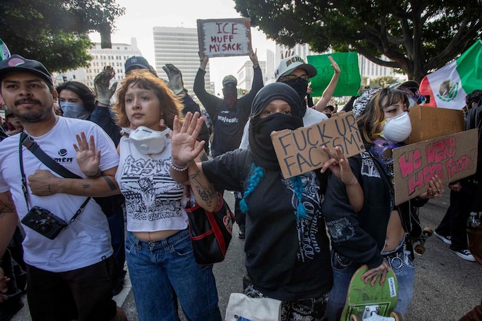 Die Menschen demonstrieren gegen die Migrationspolitik der US-Regierung. 