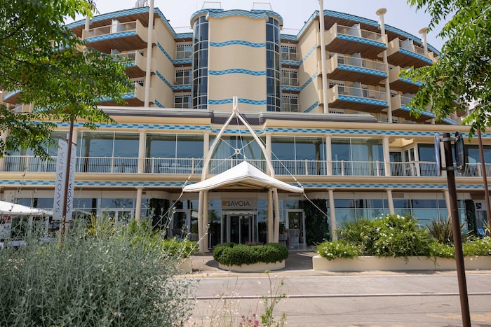 Österreichs Team wohnt am Strand von Rimini im Hotel Savoia mit Meerblick.