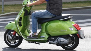 Ein 31-jähriger Grazer stürzte mit seiner Vespa, der Unfallverursacher flüchtete (Symbolbild). 