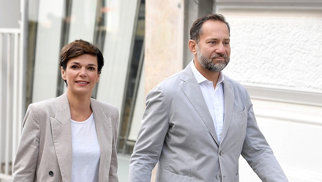 Archivbild: Die damalige SPÖ-Spitzenkandidatin Pamela Rendi-Wagner mit Ehemann Michael Rendi bei ihrer Stimmabgabe anlässlich der Nationalratswahl 2019