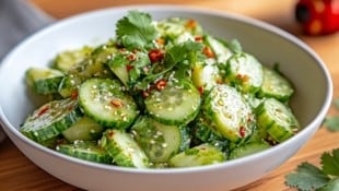 Der Salat schmeckt am besten frisch, kann aber auch für ein paar Stunden im Kühlschrank ...