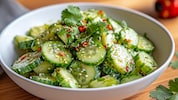 Der Salat schmeckt am besten frisch, kann aber auch für ein paar Stunden im Kühlschrank ...