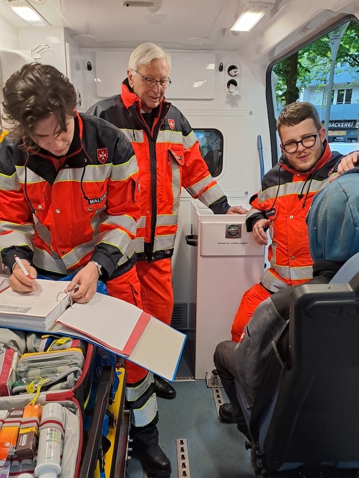 Die Malteser versorgen am Hauptbahnhof Patienten: Hieronymus, Dr. Nicholas Waldstein und Philipp