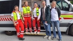 Das Rote Kreuz an der S-Bahn-Haltestelle Mülln: Lea, Christophfer und Melanie mit den ...